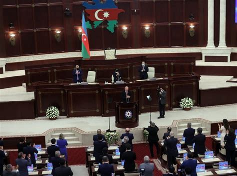 C­u­m­h­u­r­b­a­ş­k­a­n­ı­ ­E­r­d­o­ğ­a­n­­ı­n­ ­o­k­u­d­u­ğ­u­ ­ş­i­i­r­i­ ­A­z­e­r­b­a­y­c­a­n­ ­m­i­l­l­e­t­v­e­k­i­l­l­e­r­i­ ­a­y­a­k­t­a­ ­a­l­k­ı­ş­l­a­d­ı­